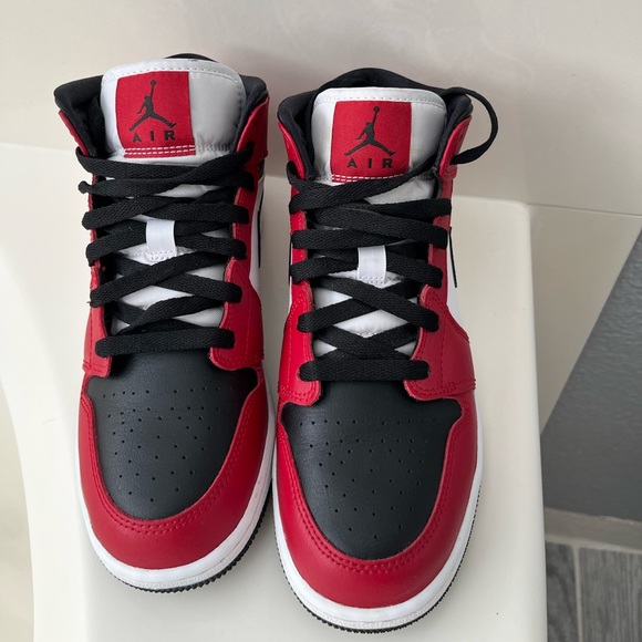 Air Jordan Mid (GS) - Picture 2 of 5